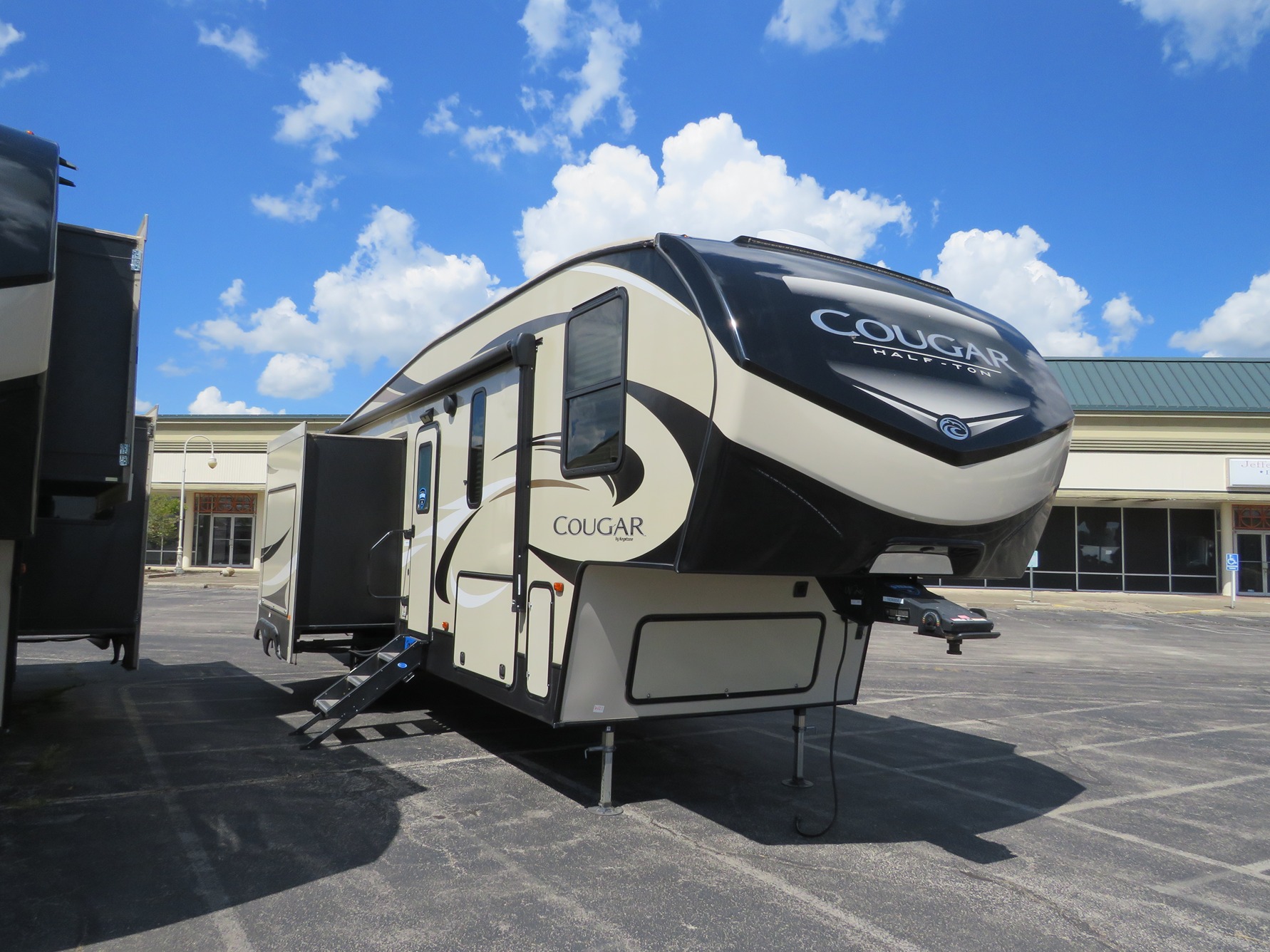 2019 COUGAR HALF-TON 29RKS 6 IMG 7032 1